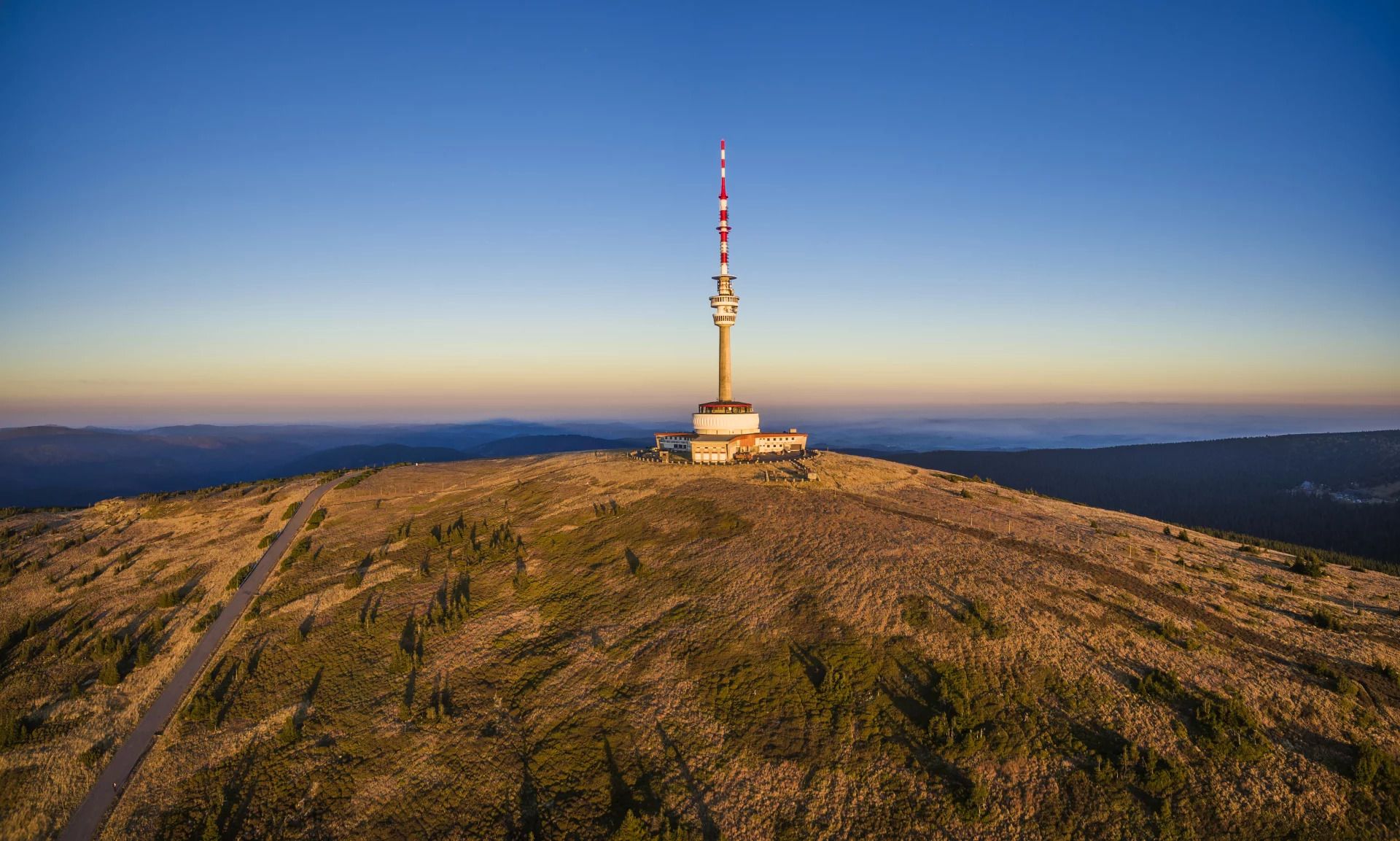 Rozhledna a vysílač na vrcholu Pradědu za soumraku